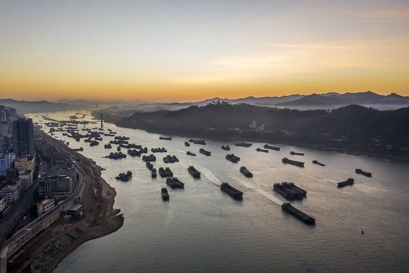 5、2021年12月1日，广西梧州西江段水域，众多货轮来来往往，一派繁忙运输景象，形成百舸争流、千帆竞渡的壮观场景。